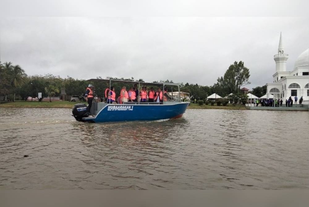 Takiyuddin bersama pihak yang terbabit dengan projek tenaga solat melawat kawasan berkenaan di Danau Tok Uban pada Khamis.