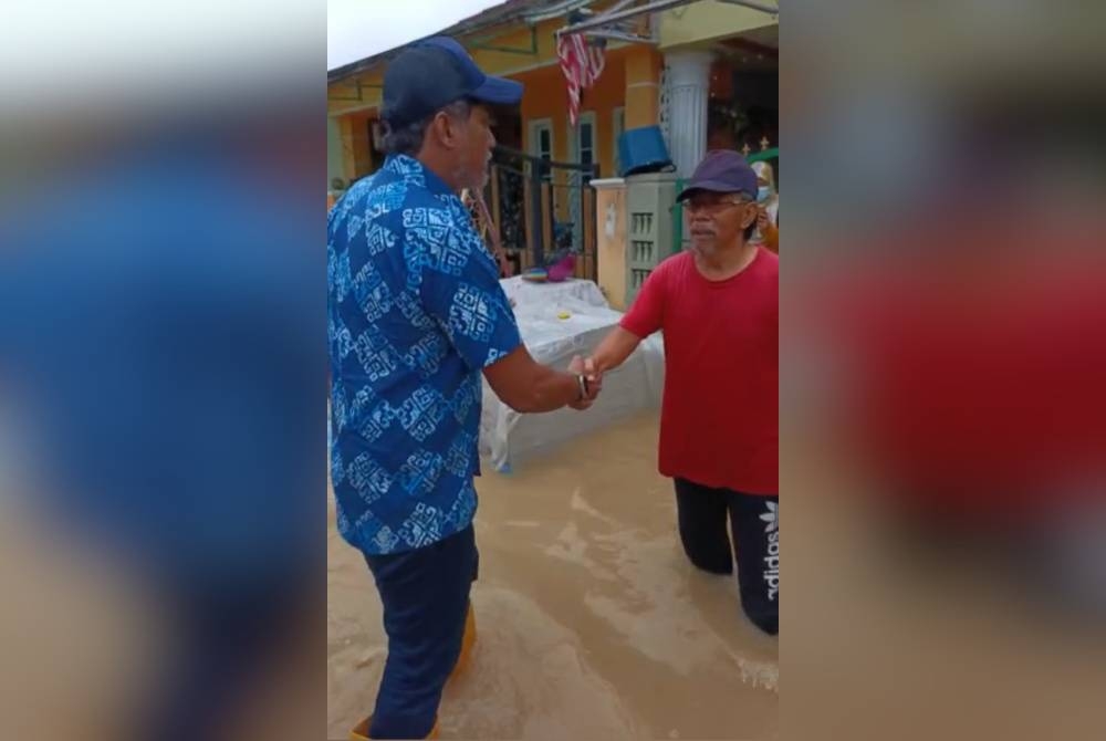 Khairy bertemu dengan salah seorang mangsa banjir di Taman Setia Warisan di Kampung Melayu Subang.