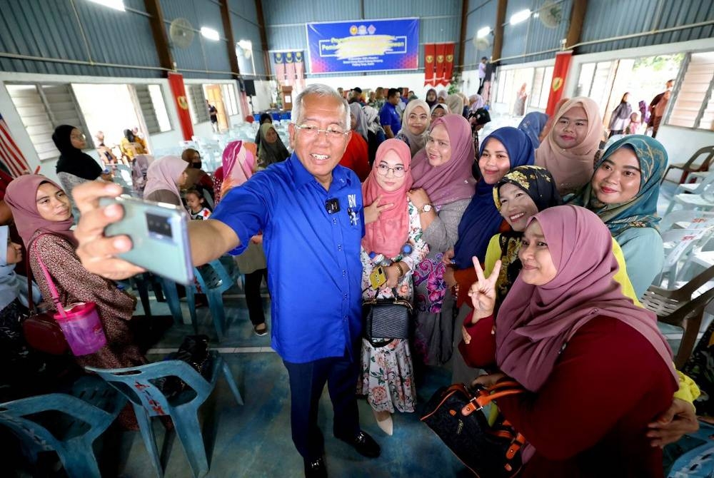 Mahdzir (tengah) berswafoto dengan sebahagian peserta yang hadir.