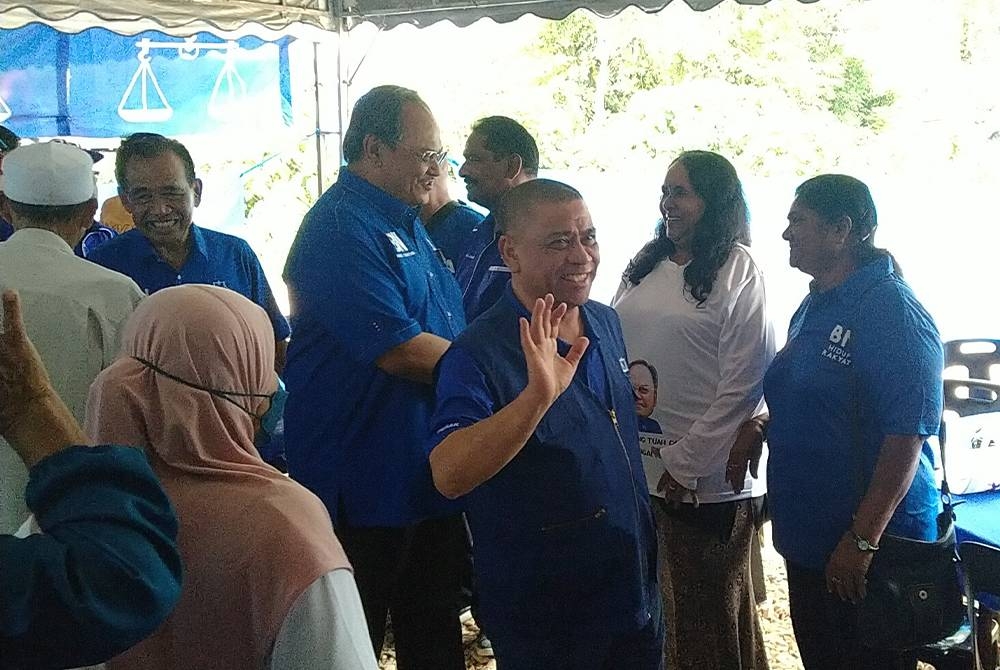 Saarani (tiga dari kanan) bertemu pengundi dan jentera parti di Himpunan Solidariti BN Gopeng di Bilik Gerakan N44, Kampung Meranti, Changkat Larang pada Khamis.