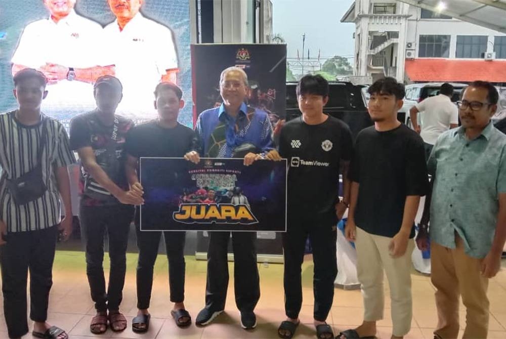 Annuar menyampaikan hadiah kepada pemenang di Karnival Komuniti E Sport Keluarga Malaysia Ketereh pada Khamis.