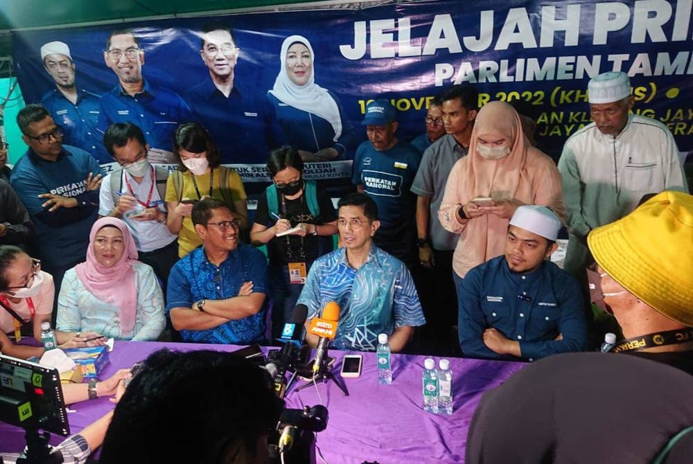 Mohamed Azmin (duduk, dua dari kanan) ketika sidang akhbar selepas menghadiri program Jelajah Prihatin Parlimen Tambun di Klebang Jaya di Ipoh pada Khamis. - Foto Facebook Faizal Azumu