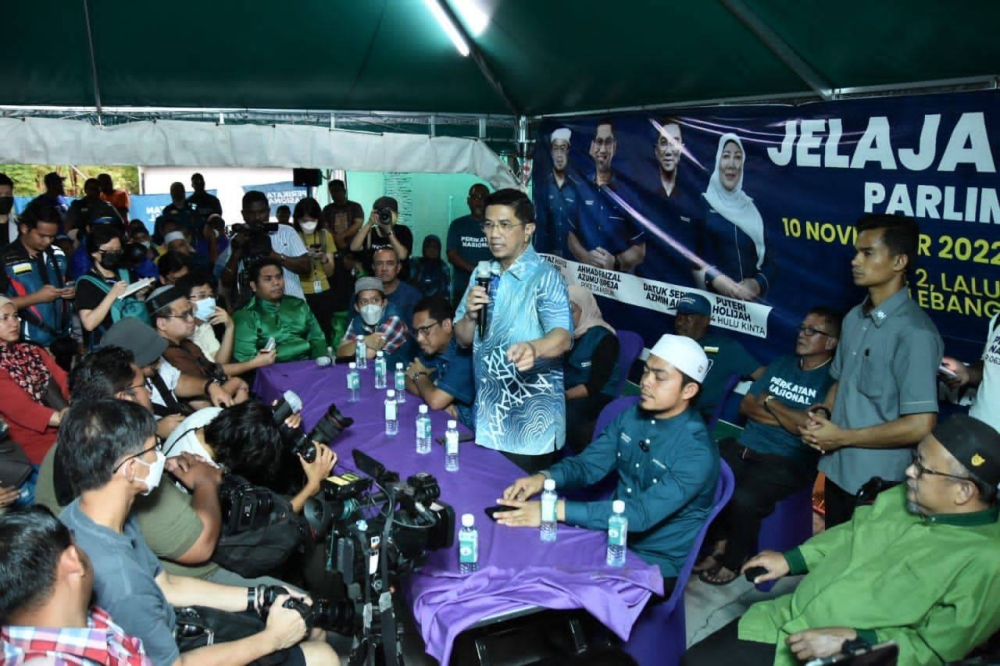 Mohamed Azmin (berdiri) berucap ketika program Jelajah Prihatin Parlimen Tambun di Klebang Jaya pada Khamis. - Foto Facebook Faizal Azumu