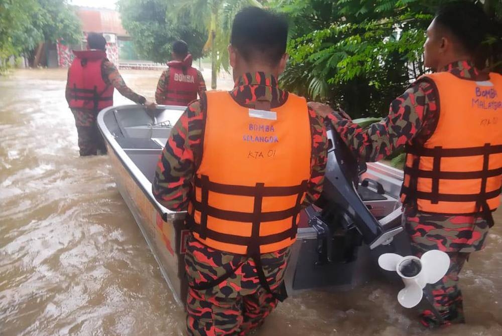 Khidmat Khas Banjir di Taman Setia Warisan Seksyen U6 yang melibatkan 20 rumah terkesan dengan anggaran kedalaman 1 meter. - Foto Facebook Jabatan Bomba dan Penyelamat Malaysia Negeri Selangor