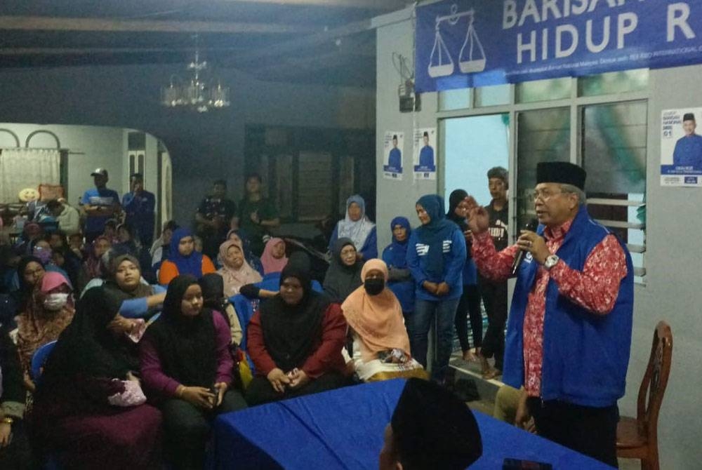 Annuar ketika berucap di hadapan penyokong BN di Kampung Pulau Bahagia, di sini, pada Jumaat.