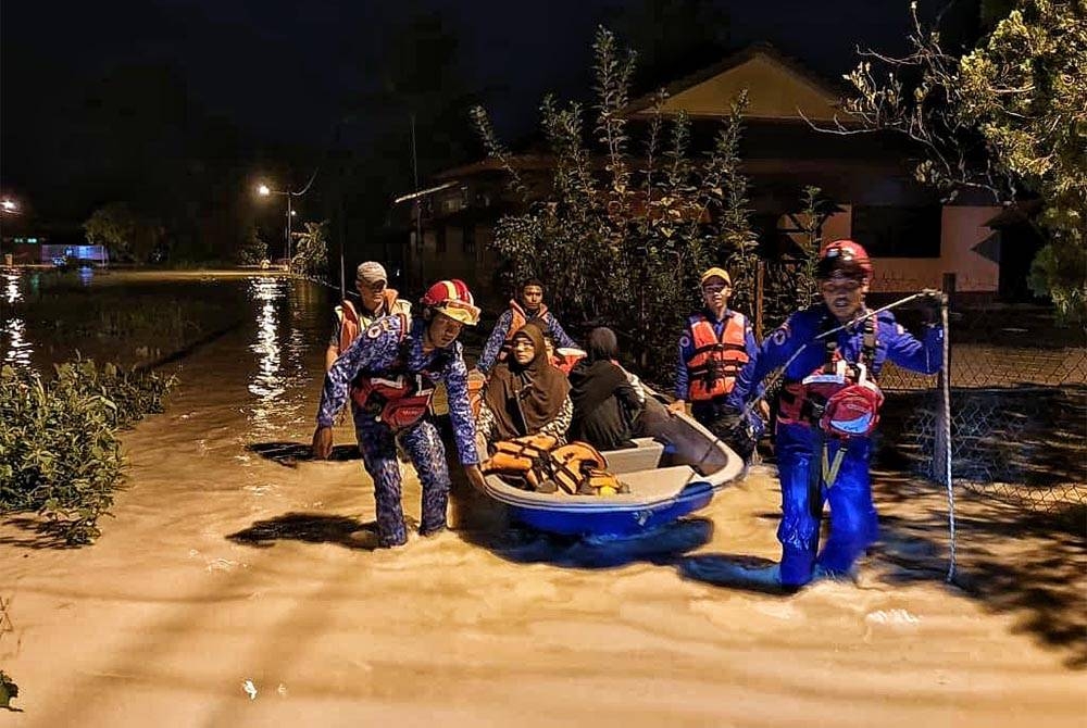 Pasukan Angkatan Pertahanan Awam Alor Gajah membantu memindahkan mangsa banjir dalam daerah Alor Gajah.