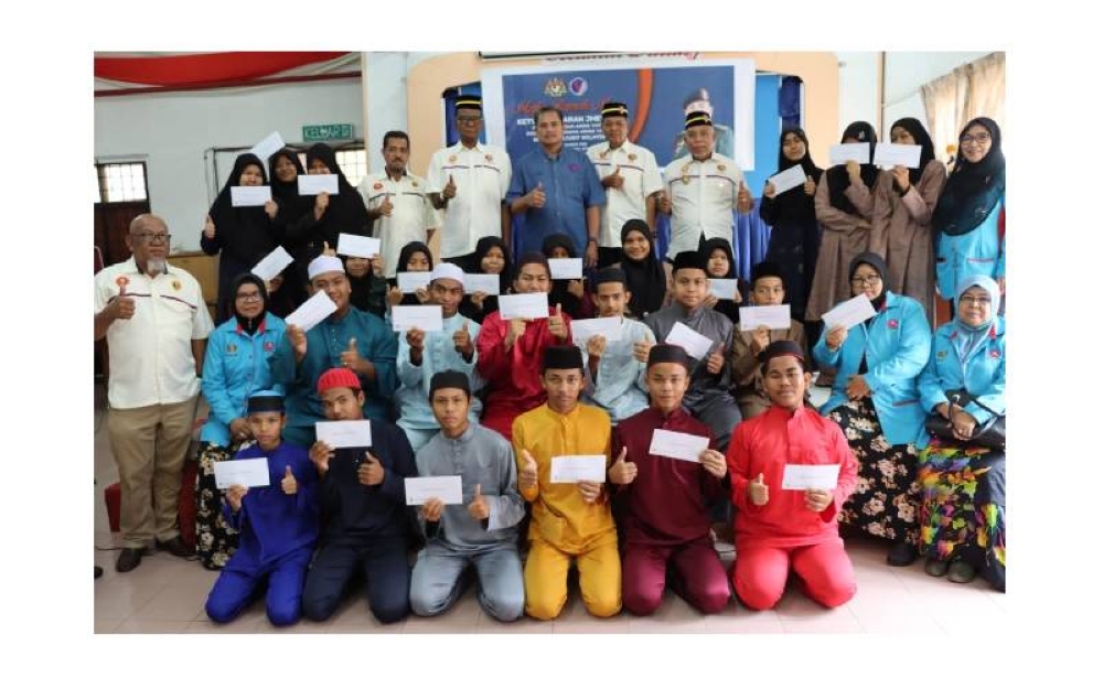 Antara penghuni Pertubuhan Pembangunan Anak-anak Yatim dan Miskin Bekas Perajurit Malaysia Daerah Kulim bergambar bersama Ketua Pengarah JHEV Angkatan Tentera Malaysia (ATM), Mejar Jeneral Zambery Jefry Darus.
