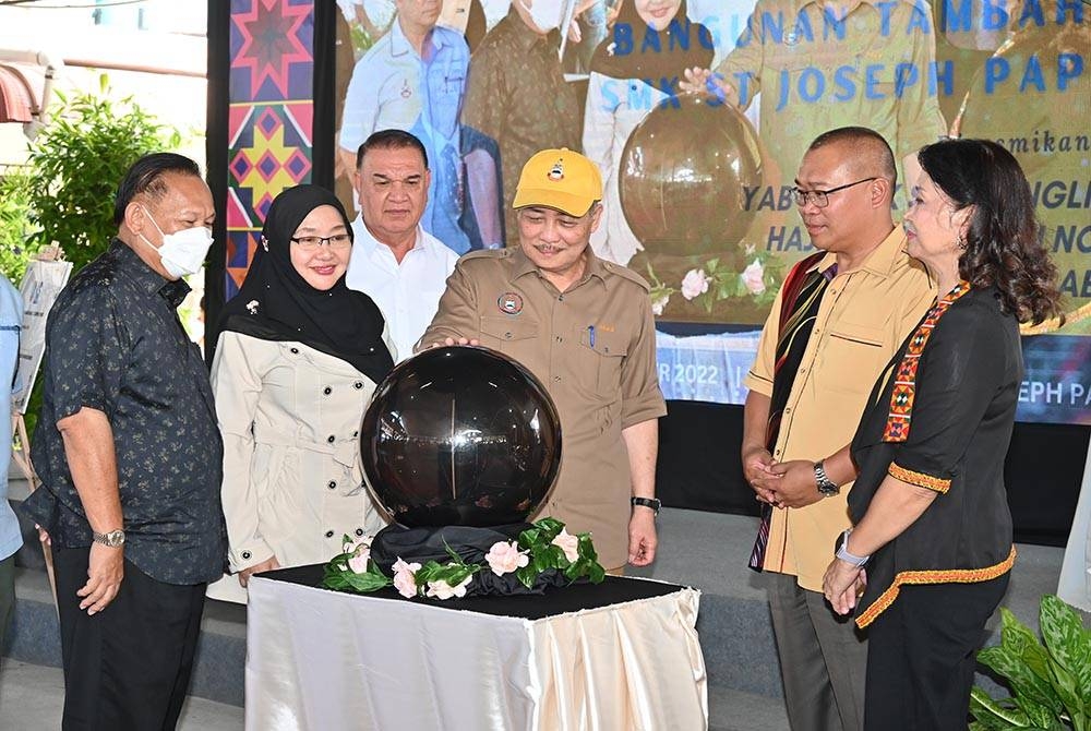 Hajiji menyempurnakan gimik perasmian bangunan tambahan SMK Saint Joseph Papar.