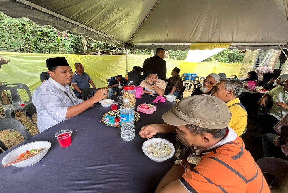 Nasrul Ali Hassan beramah mesra bersama penduduk di Tendong, Pasir Mas