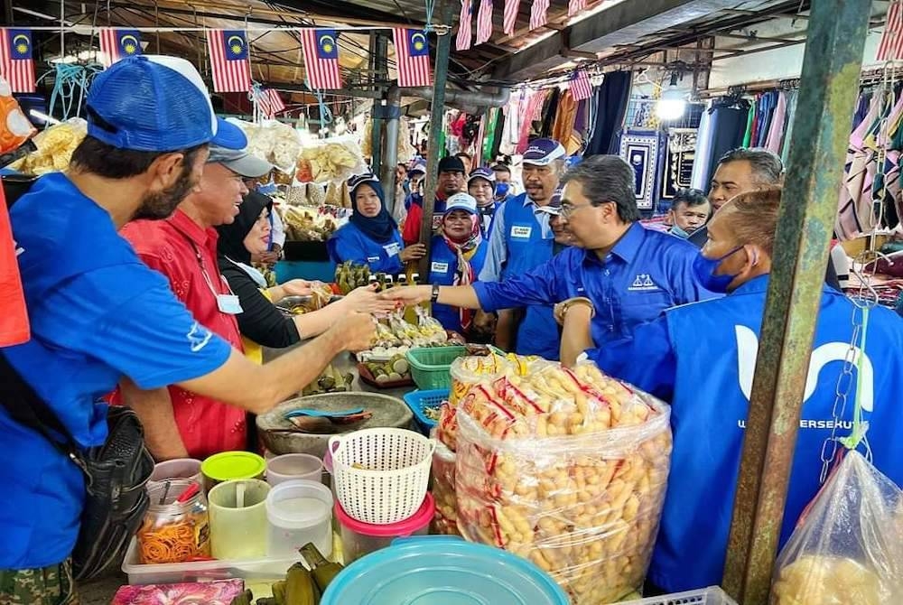 Johari (dua dari kanan) turun bertemu peniaga di Chow Kit pada sesi walkabout sempena kempen PRU15.Foto: FB Johari Abdul Ghani