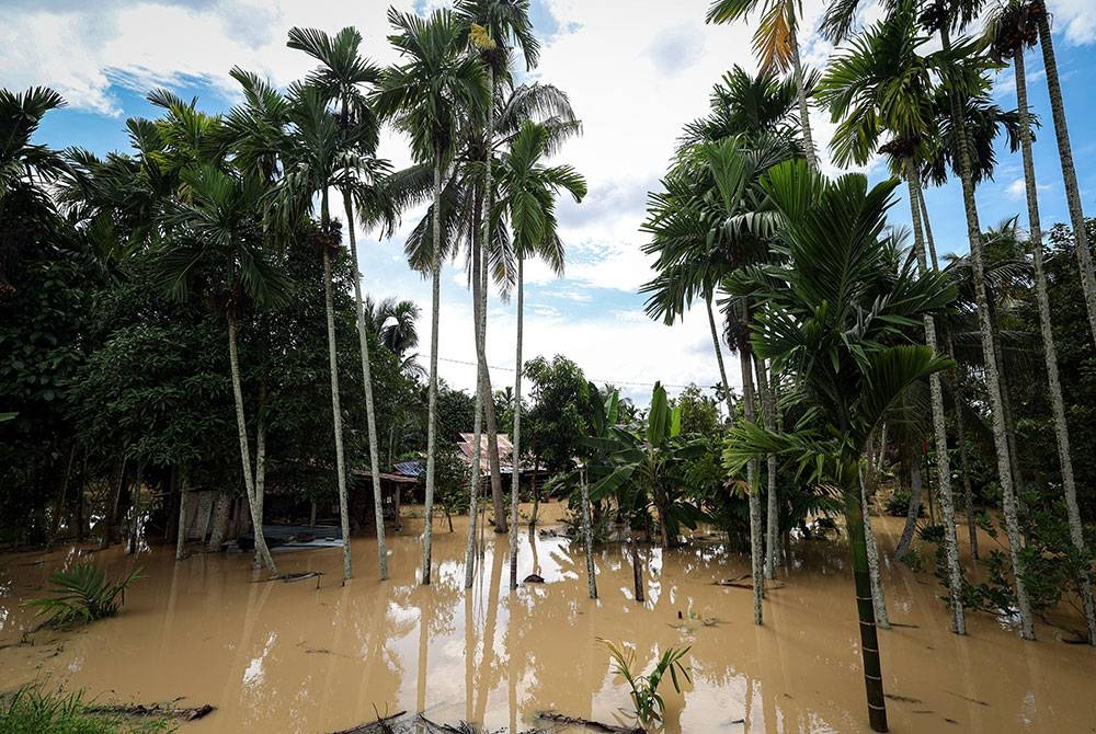 Keadaan kawasan perumahan yang dinaiki air akibat hujan lebat berterusan semalam ketika tinjauan di Kampung Labuh Banting. Tasek Gelugor hari ini. Foto Bernama