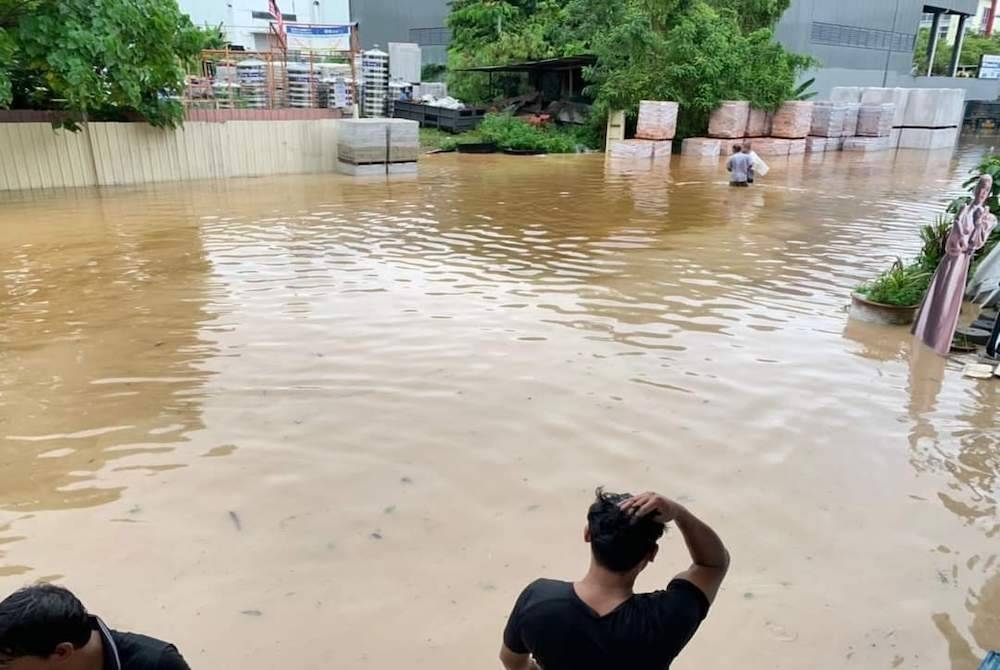 Banjir kilat melanda kawasan industri Suria Park pada Sabtu.