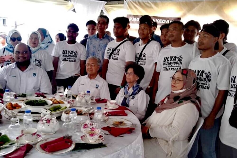 Dr Mahathir (dua dari kiri) bergambar bersama sebahagian anak muda yang hadir pada program santai petang bersama Tun Dr Mahathir dan Ulya di Taman Bersatu pada Sabtu.