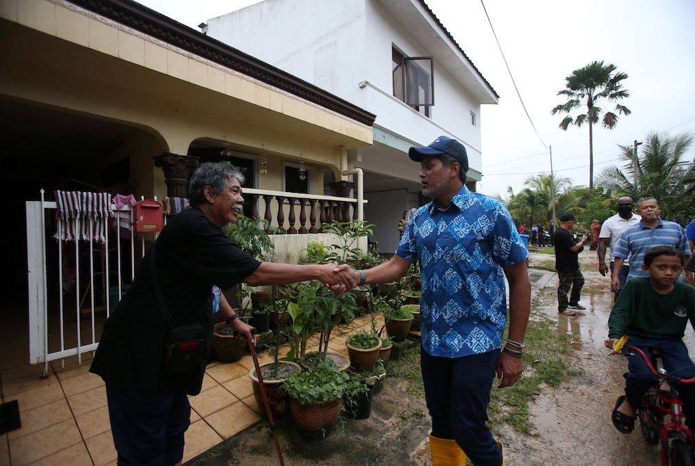 Khairy ketika meninjau keadaan mangsa banjir kilat di Kampung Melayu Subang.