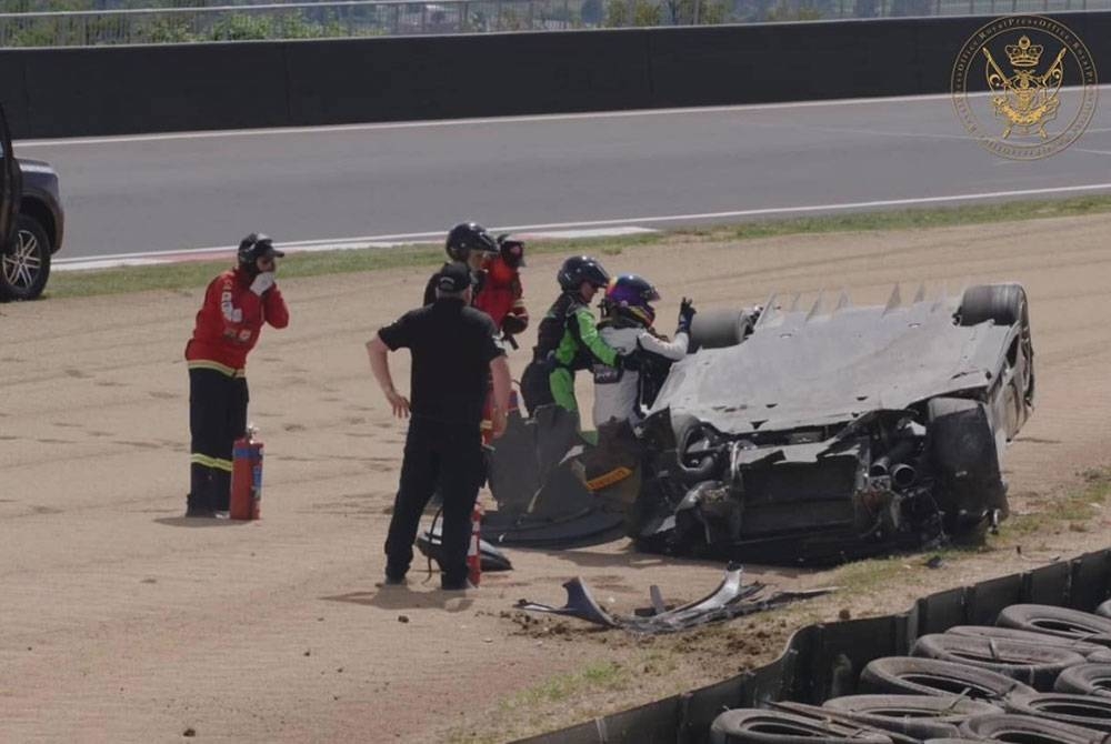 Tunku Abu Bakar kemalangan tetapi tidak mengalami sebarang kecederaan ketika pusingan kelayakan GT World Challenge Australia, pada Sabtu. - Foto Facebook Sultan Ibrahim Sultan Iskandar