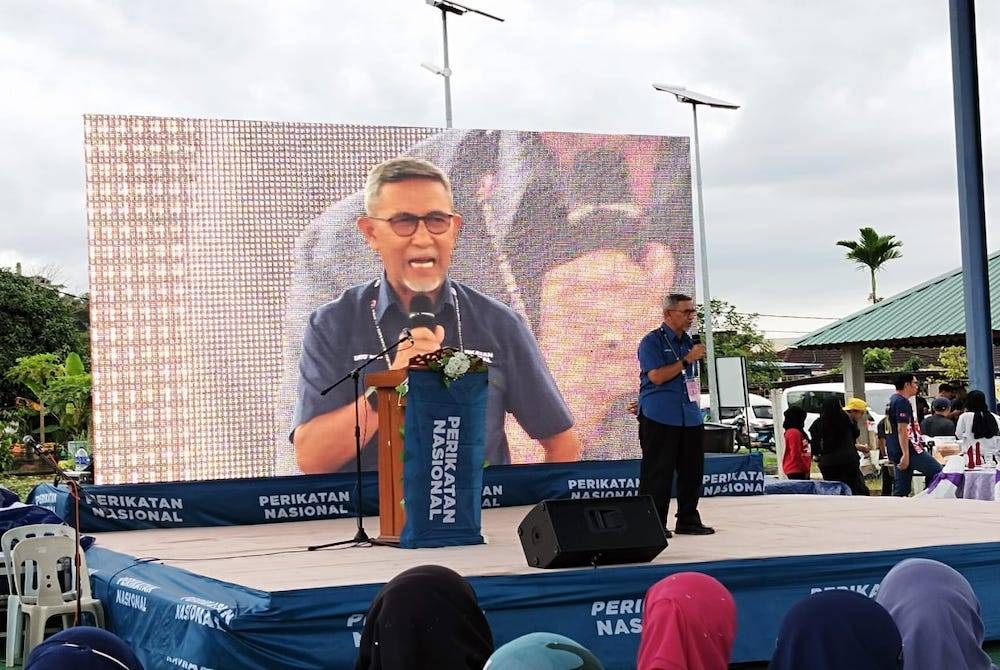 Mohd Rashid semasa Program Santai Anak Muda Johor di Dewan Terbuka Taman Seri Penggaram pada Sabtu.