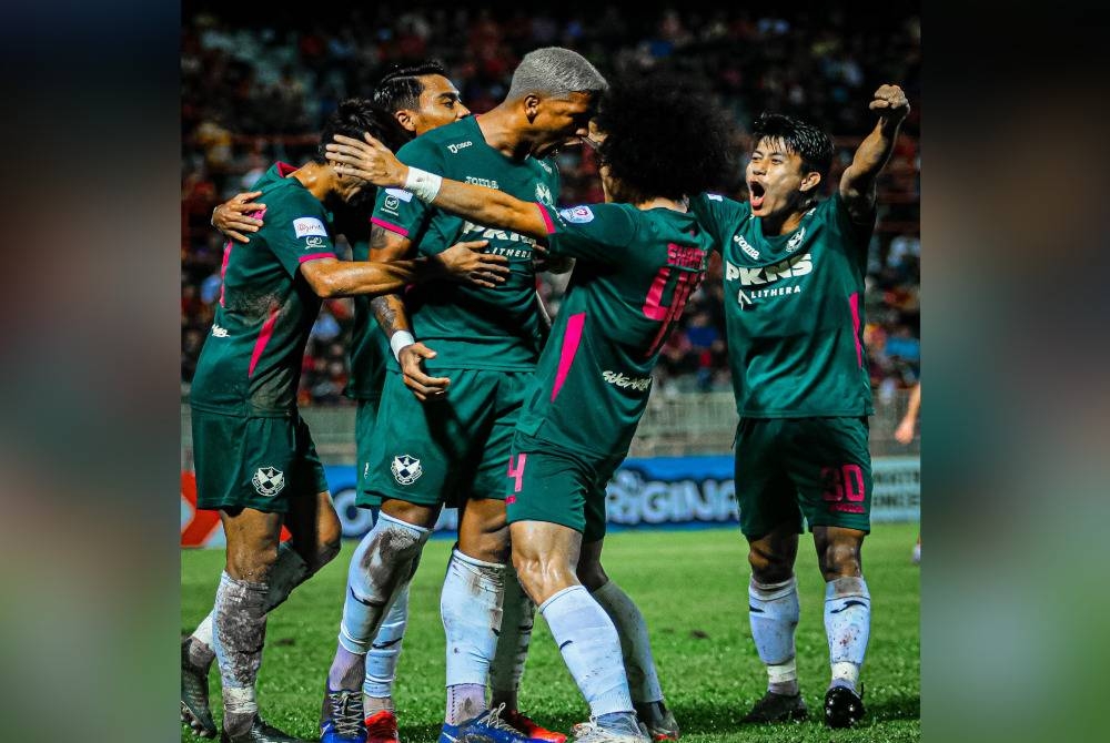 Caion meraikan jaringannya bersama rakan-rakan sepasukannya di Stadium Tuanku Abdul Rahman, Paroi sebentar tadi. - Foto Facebook Selangor FC