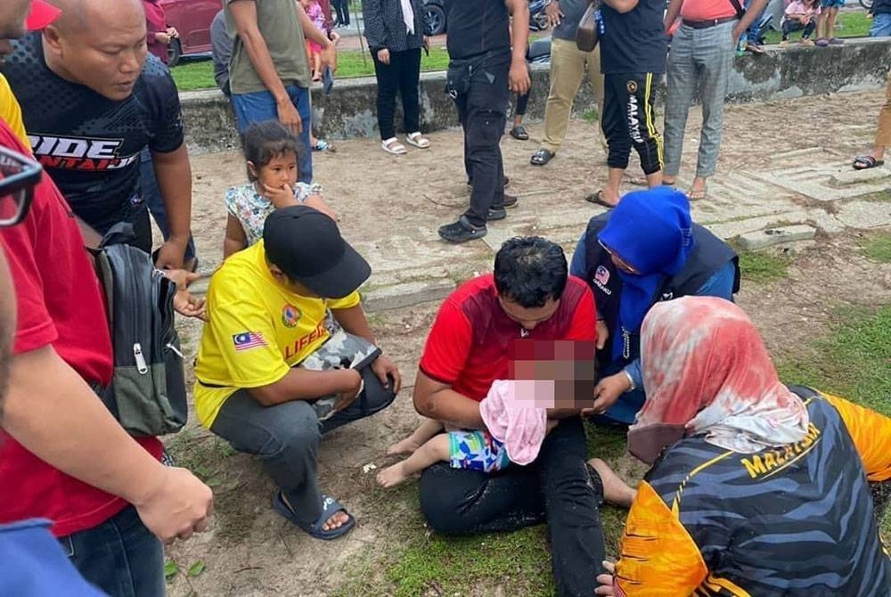  Bayi lelaki berusia setahun lima bulan yang dihempap pokok ru bersama ibunya dilaporkan meninggal dunia setelah lebih enam jam bertarung nyawa di Hospital Melaka di sini, pada Ahad.