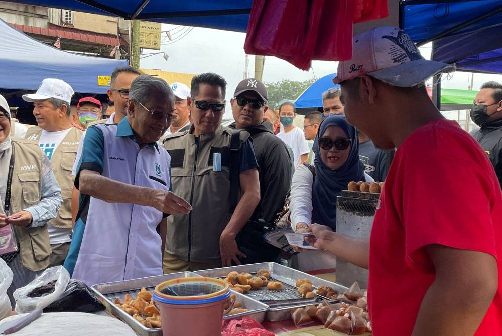 Dr Mahathir semasa walkabout bersama calon Pejuang bagi Parlimen Sepang, Datin Paduka Che Asmah Ibrahim di pasar pagi Taman Dengkil di sini pada Ahad.