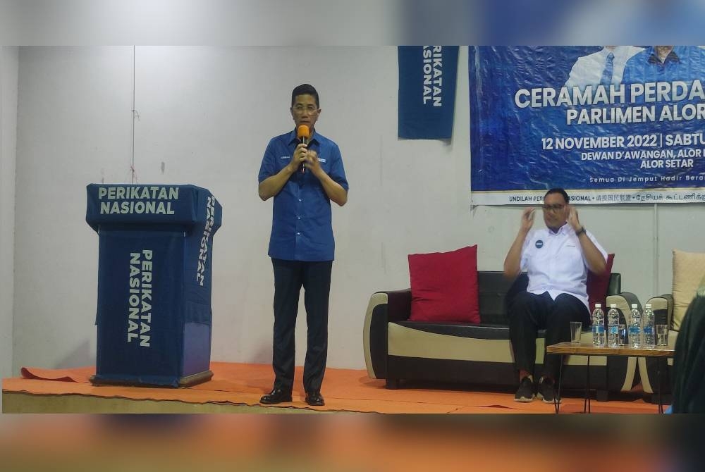 Mohamed Azmin berucap pada Ceramah Perdana PRU15 di Kampung Ganding, Alor Mengkudu, di sini, pada malam Sabtu.