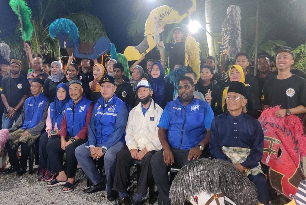 Noh (empat dari kanan) hadir pada Program Kenduri Rakyat di Kampung Dato&#039; Hormat Sungai Air Tawar di sini pada malam Sabtu.