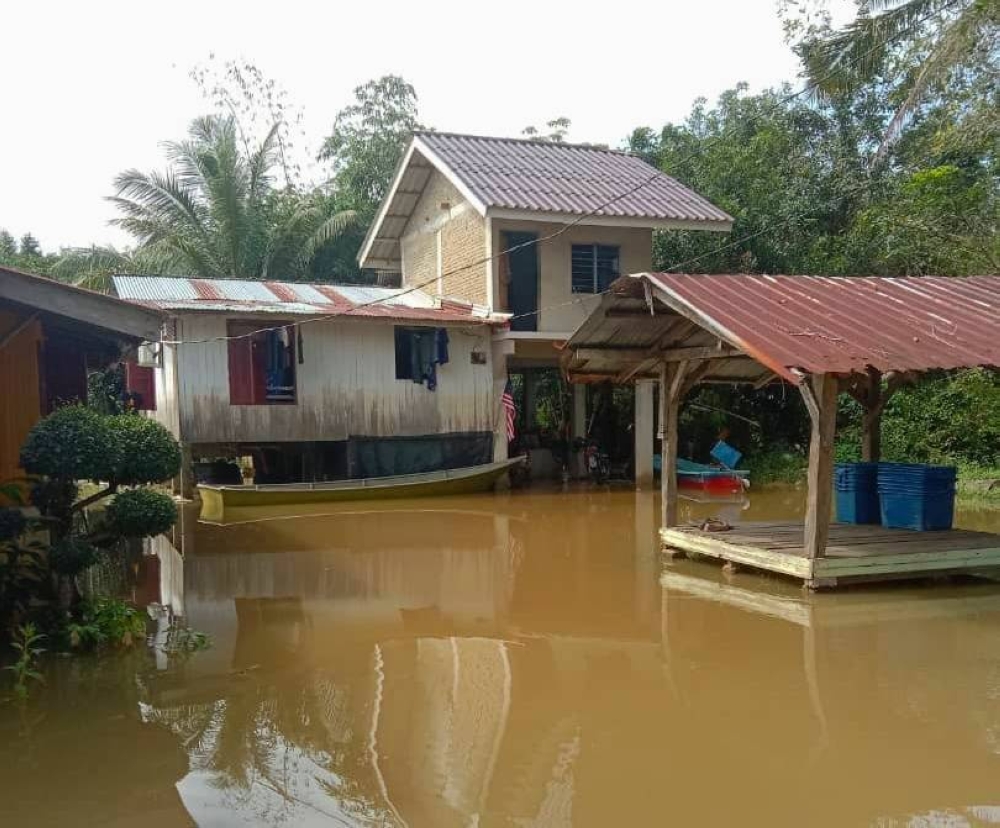 Banjir di Kelantan mencatatkan peningkatan apabila 1,365 mangsa dipindahkan pada Ahad. - Foto ihsan APM