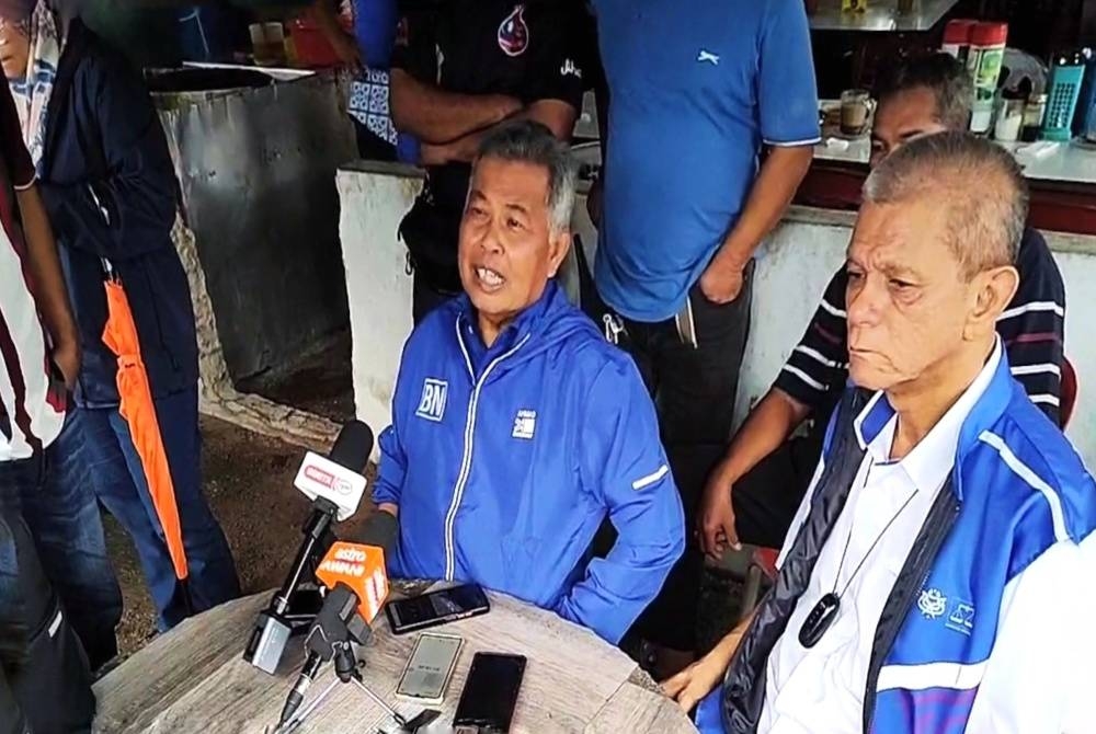 Ahmad (kiri) ketika sidang akhbar selepas minum pagi bersama pengundi di DUN Rhu Rendang, di Marang, npada Ahad.