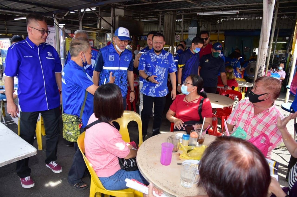 Azlan (dua kanan) bersama calon-calon BN Kangar beramah-mesra dengan orang ramai dalam program &#039;walkabout&#039; pada Ahad.