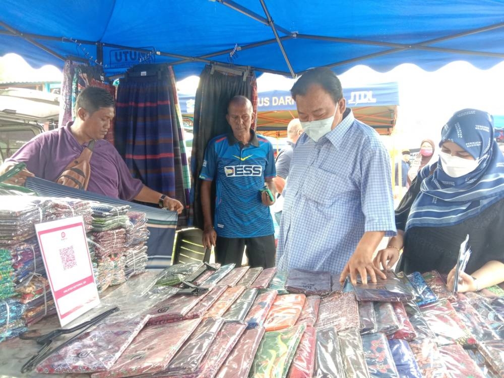 Eddin Syazlee (dua kanan) ketika Walkabout di Pekan Ahad pada Ahad. 