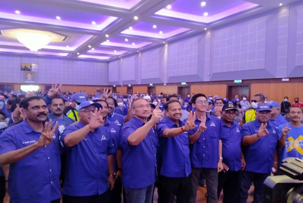 Hishammuddin (dua dari kiri) ketika menghadiri Program Ramah Mesra Bersama Pemimpin Barisan Nasional di Pusat Konvensyen Sungai Siput pada Ahad.