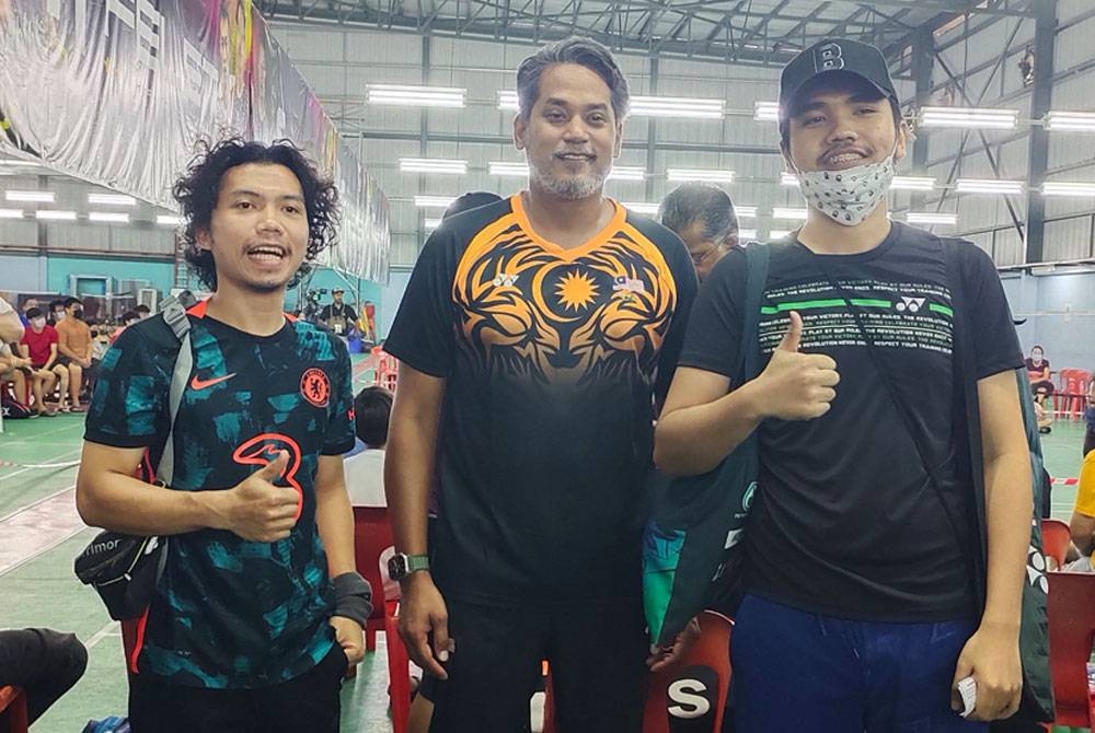 Khairy Jamaluddin sempat meluangkan masa bergambar bersama pengunjung yang hadir sebelum memulakan perlawanan badminton.