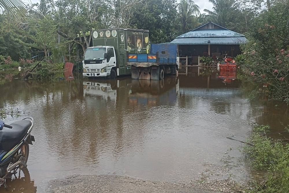 Keadaan banjir di Kampung Ithnin Maarof, Simpang Renggam pada Ahad.