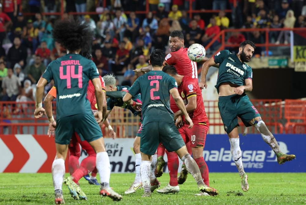 Pemain Negeri Sembilan,Mathues Alves (dua dari kanan) dikawal ketat pemain pertahanan Selangor pada perlawanan Suku Akhir Kedua Piala Malaysia, pasukan Selangor menentang Negeri Sembilan FC di Stadium Tuanku Abdul Rahman Paroi malam tadi. - Foto Bernama