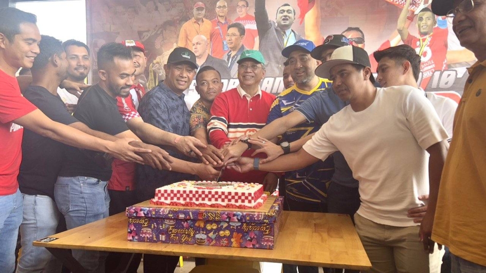 Annuar (tengah) memotong kek sebagai simbolik kepada sambutan 10 tahun TRW di Kelantan pada Ahad.