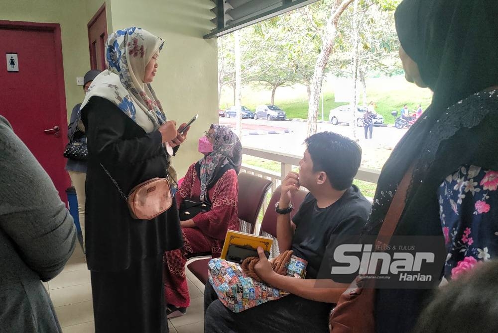 Shaharuddin (tiga,kiri) ketika ditemui ahli keluarganya di Unit Forensik Hopsital Alor Gajah, di sini, pada Ahad.