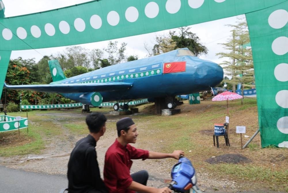 Replika pesawat Boeing di Kampung Batu Besar, Sik, Kedah mendapat perhatian penduduk sekitar dan pengunjung luar.