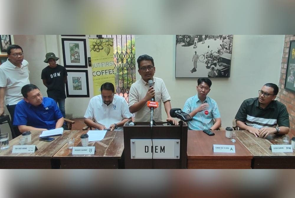 Empat calon, iaitu Tan Chee Hiong (kiri), Datuk Mohamad Nurhairi Mohamad (dua dari kiri), Simon Ooi Tze Min (dua dari kanan) dan Afnan Hamimi Taib Azamudin (kanan) bertemu dalam program ‘Coffee with the Candidate’ di Pekan Cina, Alor Setar pada Ahad.