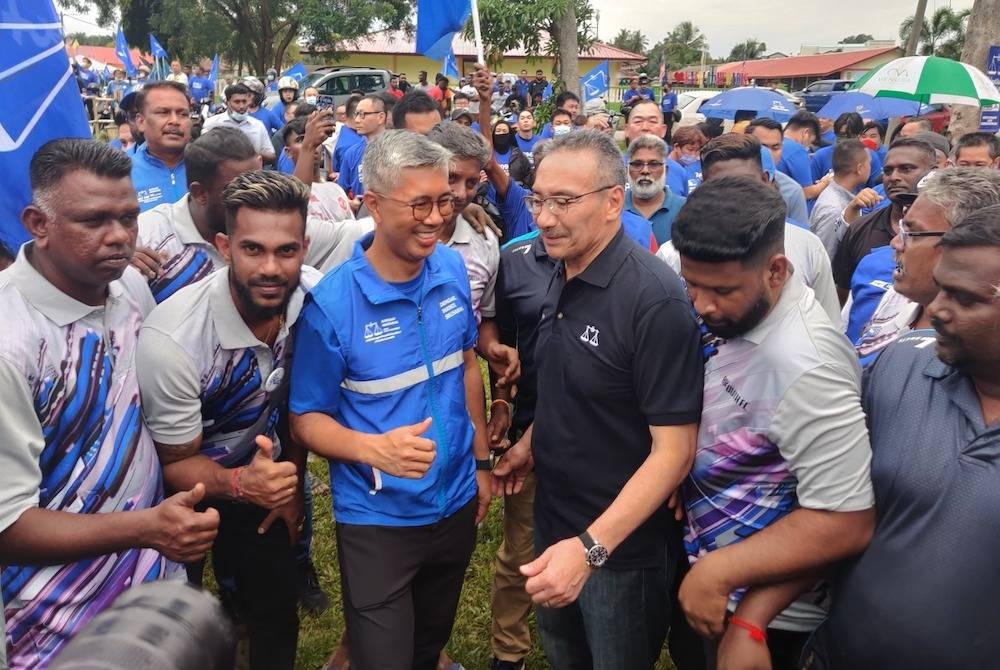 Hishamuddin (tiga dari kanan) hadir pada Karnival Sukan Bola Sepak bersama Masyarakat India di Padang Bestari Jaya pada Ahad.