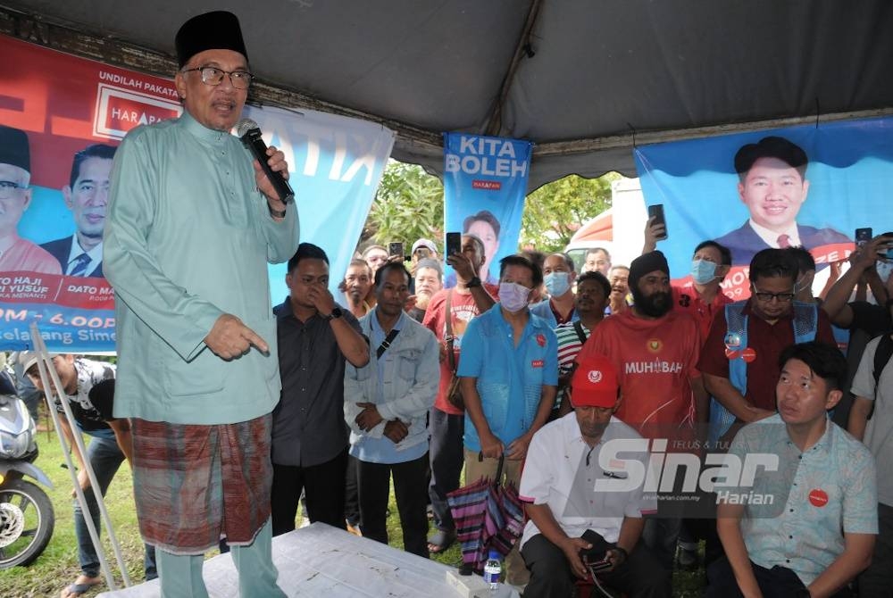 Anwar ketika berucap pada ceramah Harapan ‘Dari Alor Setar ke Putrajaya’ di Bilik Gerakan Taman Sri Impian, Mergong.