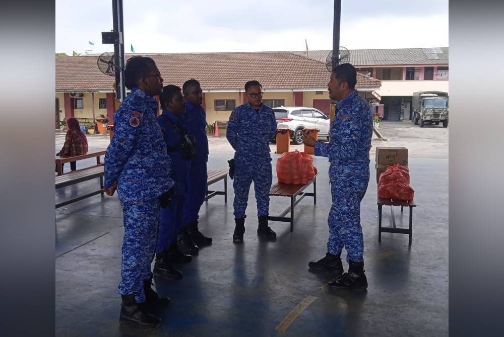 Anggota Angkatan Pertahanan Awam(APM) bersiap sedia menghadapi sebarang risiko berlakunya banjir di negeri ini.