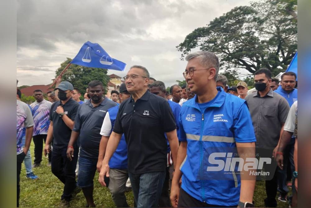 Hishamuddin (dua dari kanan) mengiringi Tengku Zafrul (kanan) semasa Karnival Sukan Bola Sepak bersama Masyarakat India di Padang Bestari Jaya pada Ahad.