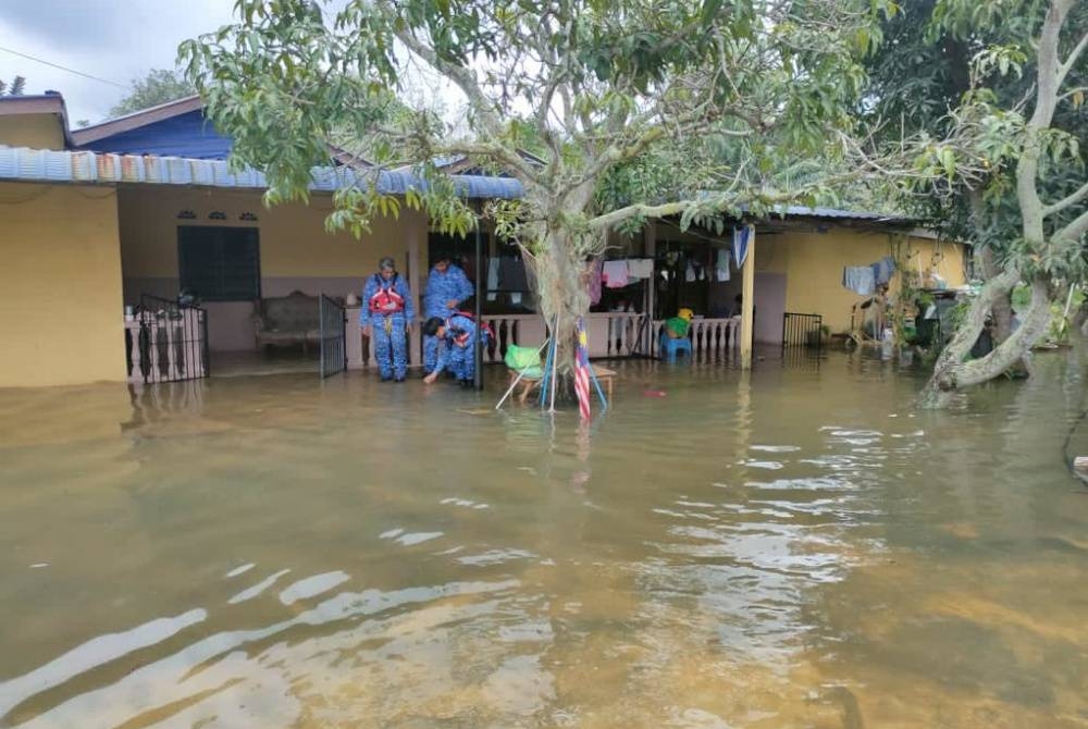 Empat buah rumah dinaiki air dalam kejadian banjir kilat di Kampung Jalan Sungai Nangka, Banting pada Ahad.