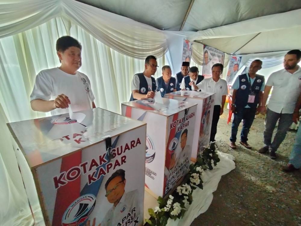 Mohd Shafie (tiga kanan) simbolik memasukkan kertas undi ke dalam kotak undi selepas berakhir Ceramah Umum Warisan Parlimen Kapar di sini pada Ahad.
