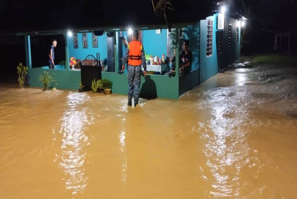 Anggota Angkatan Pertahanan Awam (APM) melakukan rondaan dan pemantauan di Kampung Ulu Pulai, Iskandar Puteri, pada Ahad.