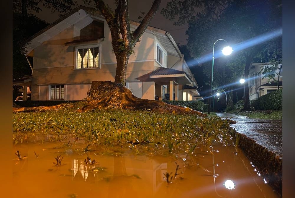 Keadaan kawasan kuarters kerajaan Presint 11 A yang dilanda banjir kilat kelihatan tenang selepas banjir surut semasa tinjauan hari ini. - Foto Bernama