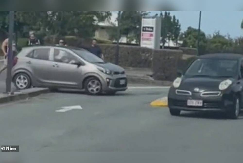 Seorang budak lelaki memandu sebuah kereta di North Lake, Queensland baru-baru ini. - Foto Nine