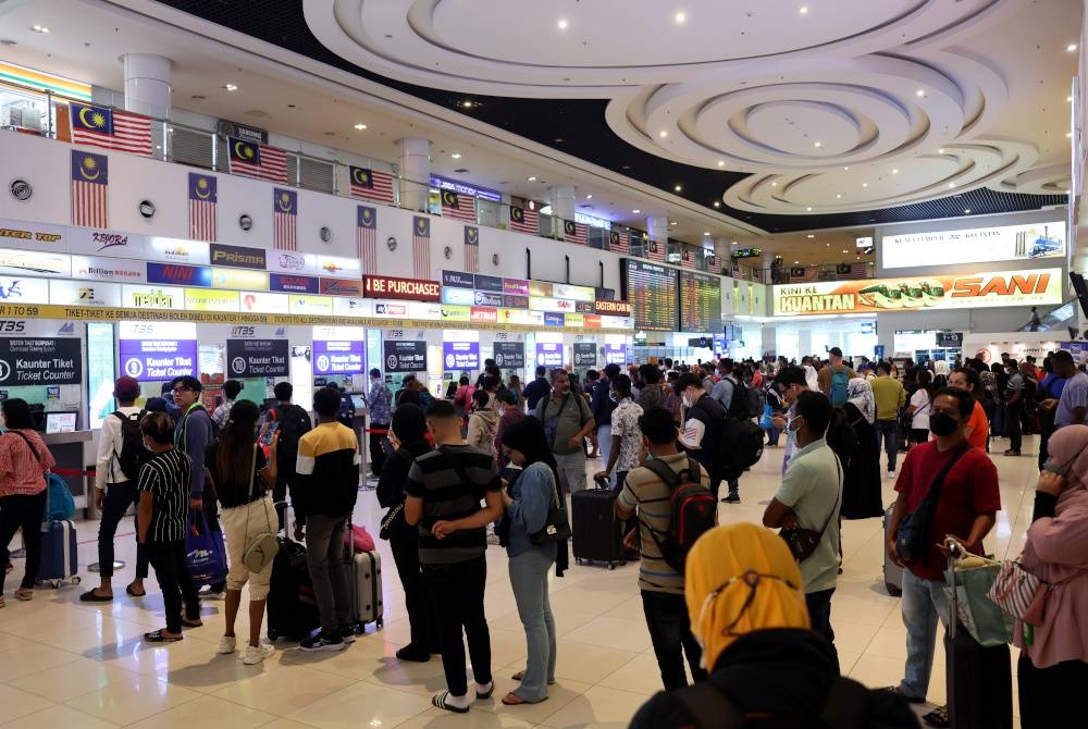 Tinjauan di Terminal Bersepadu Selatan (TBS), Kuala Lumpur pada Ahad mendapati orang ramai membeli tiket pengangkutan awam bagi pulang ke kampung untuk menunaikan kewajipan sebagai warganegara yang bertanggungjawab pada PRU15, 19 November ini. - Foto Bernama