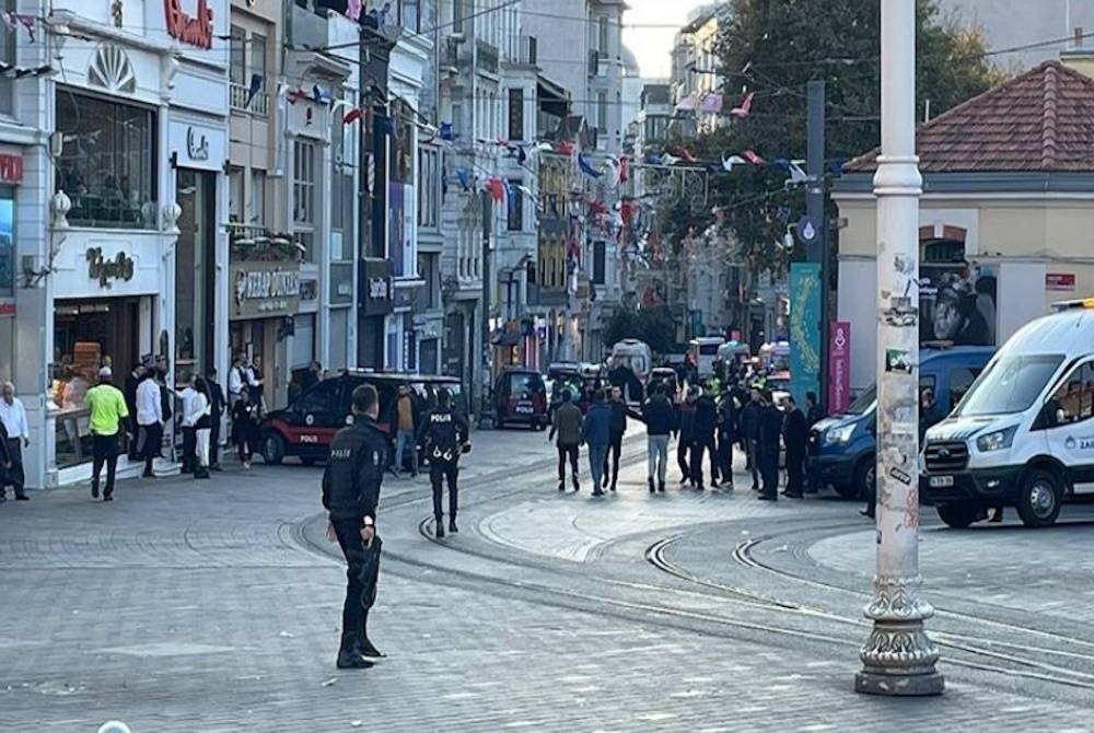 Kawasan sekitar Istiklal Street itu kini dikepung pihak berkuasa. - Foto Agensi