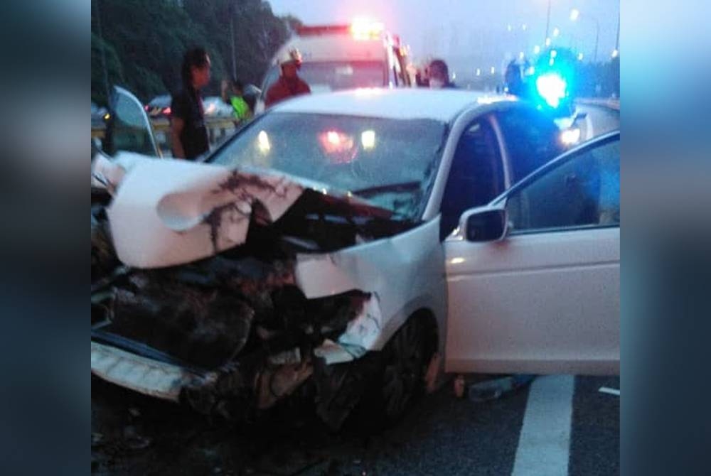 Keadaan kenderaan yang dinaiki tujuh sekeluarga terlibat dalam kemalangan berhampiran kawasan RnR Restoran Jejantas Sungai Buloh, pada Isnin.