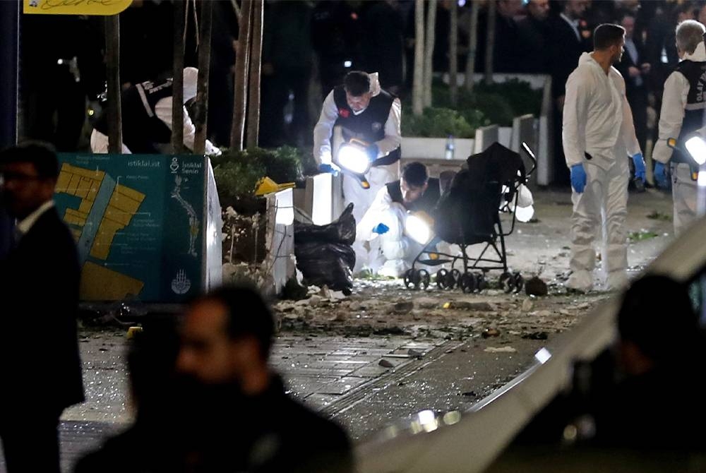 Pasukan penyiasat memeriksa kawasan sekitar selepas berlaku letupan di Istiklal Avenue, Istanbul pada Ahad. - Foto EPA